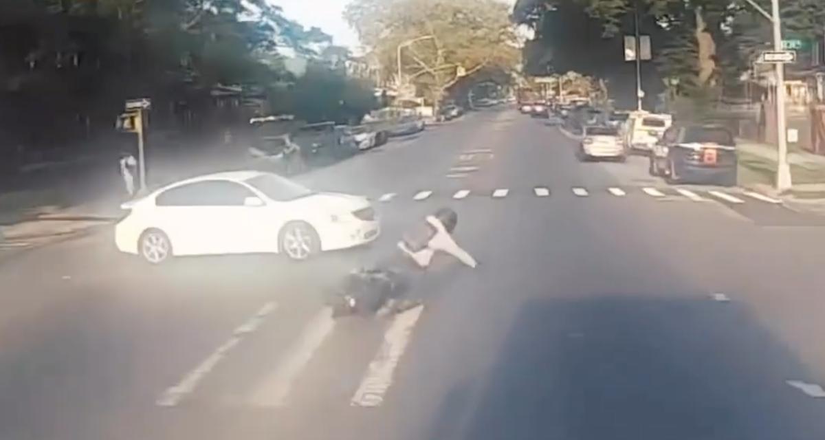 VIDEO - Ce chauffard grille la priorité, le motard en face de lui anticipe sa chute