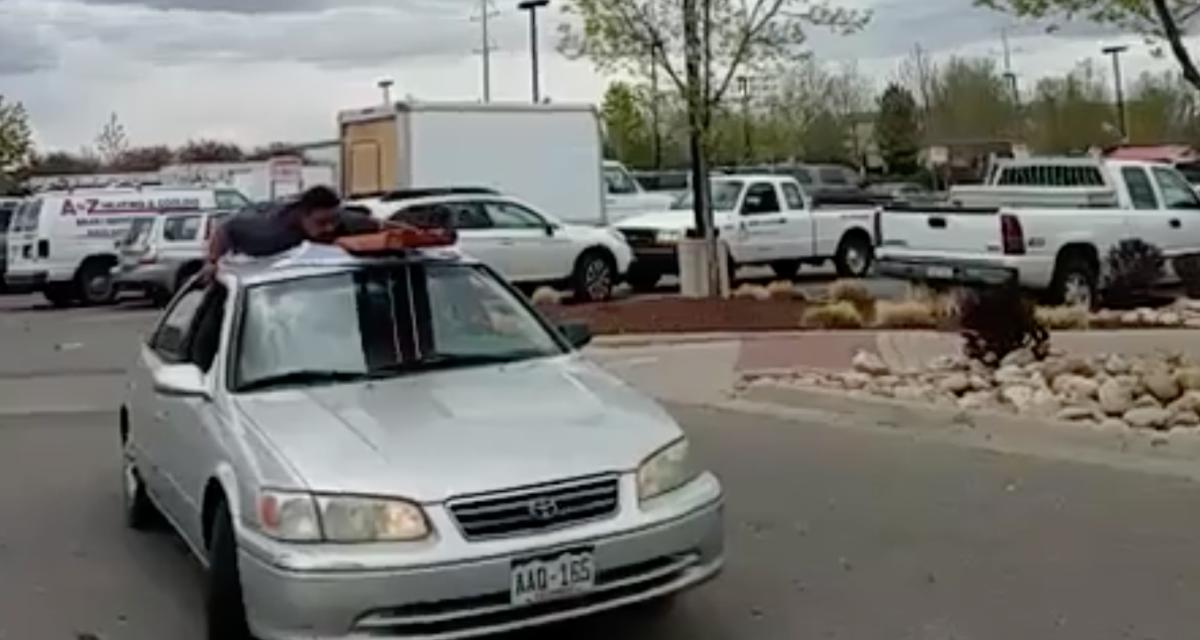 VIDEO - Pour transporter une planche de bois, ce gros malin s'installe sur le toit de la voiture