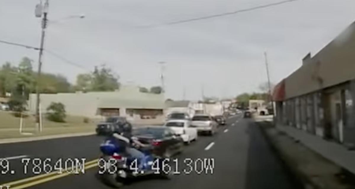 La passagère tombe du scooter, heureusement que la conductrice du bus était attentive
