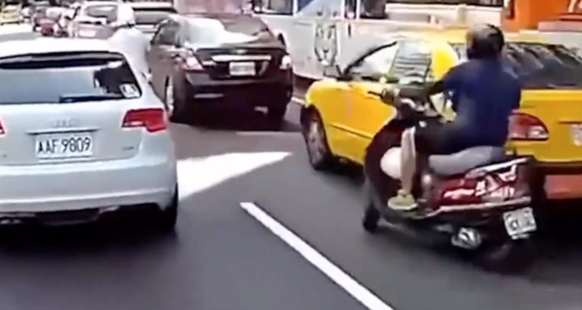 Ce scooter tombe en voulant dépasser une voiture, plus de peur que de mal