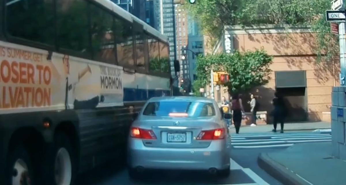 Mal placé au feu rouge, ce bus emporte une voiture dans sa manoeuvre