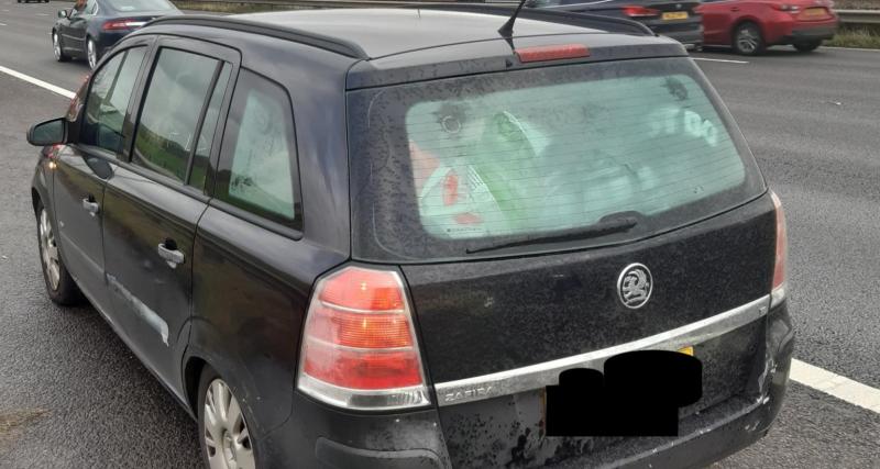  - Record insolite sur l’autoroute : une Opel Zafira défie les normes avec 15 personnes dans la voiture