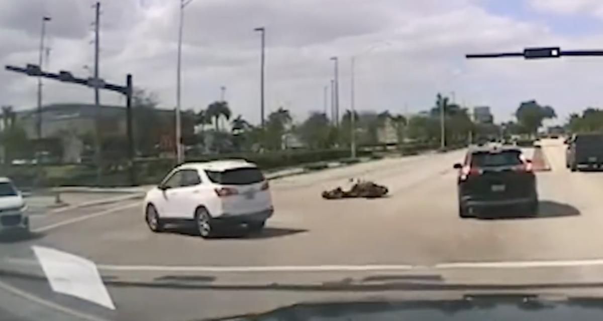 VIDEO - Le SUV coupe son virage, le motard est contraint de se jeter au sol pour éviter le pire