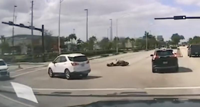  - VIDEO - Le SUV coupe son virage, le motard est contraint de se jeter au sol pour éviter le pire