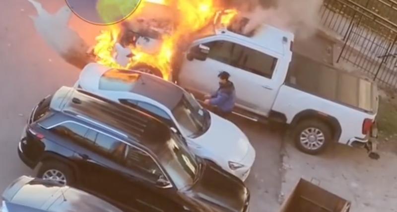  - VIDEO - Incendie spectaculaire d'un pick-up : Un automobiliste téméraire risque tout pour sauver sa voiture