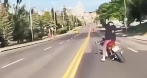 VIDEO - Ce motard frime en plein milieu de la route, il finit les fesses au sol contre un trottoir