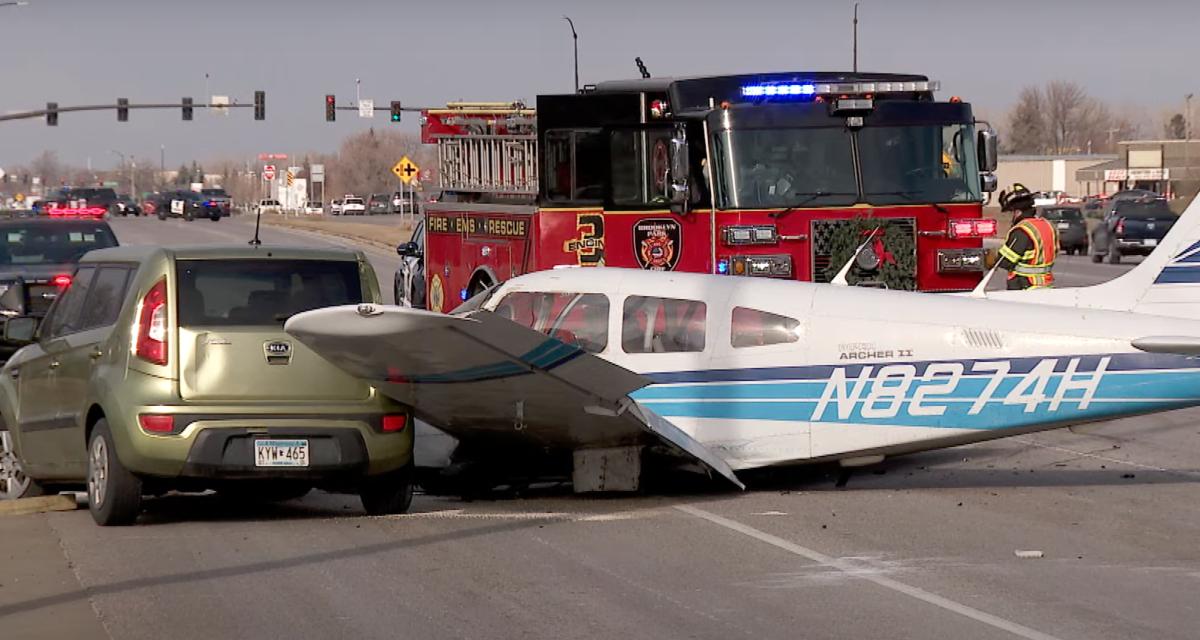 Face à un problème technique, le pilote d'avion se pose sur l'autoroute et percute une Kia