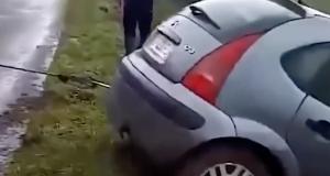 VIDEO - Le câble lâche au moment du dépannage, la Citroën termine au fond du ravin