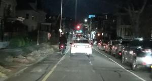 VIDEO - Cet automobiliste renverse un cycliste et grille un feu rouge pour prendre la fuite
