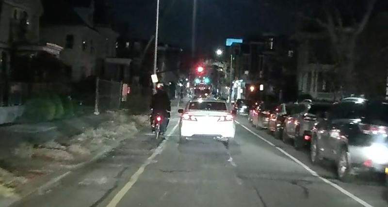  - VIDEO - Cet automobiliste renverse un cycliste et grille un feu rouge pour prendre la fuite