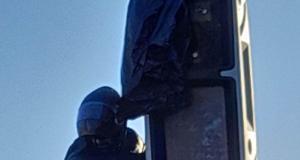 Les motards en colère bâchent un radar lors d’une manifestation, ils dénoncent la « sécurité rentière »