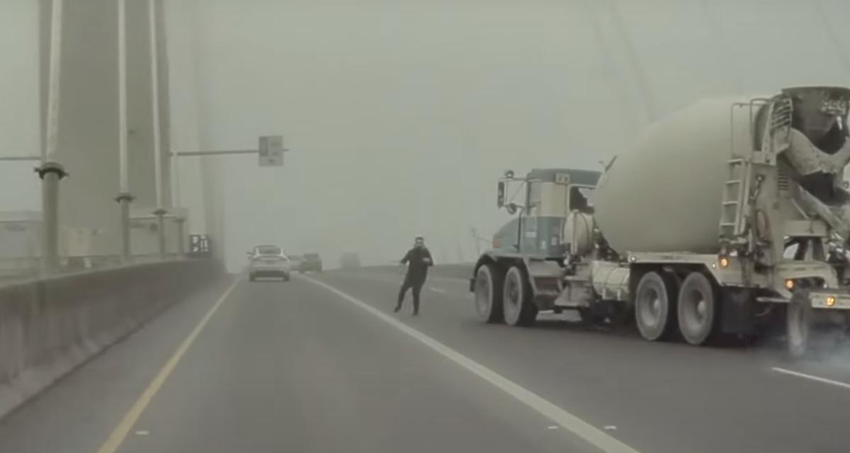 VIDEO - En panne sur un pont plongé dans le brouillard, il évite miraculeusement un camion !