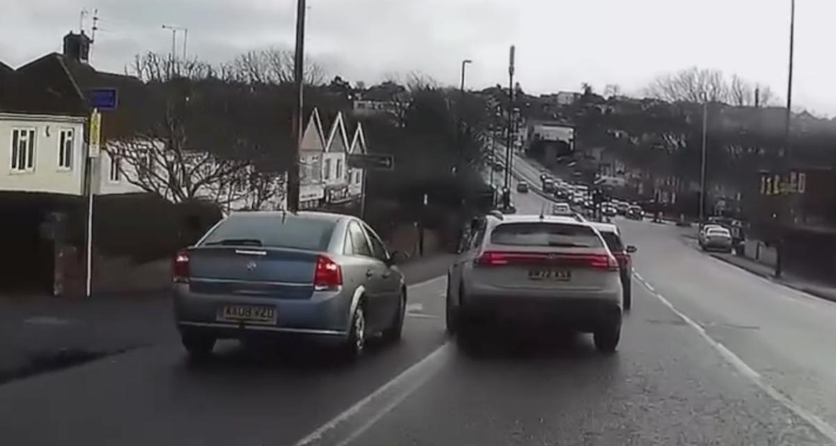 VIDEO - Quand deux voitures veulent doubler en même temps, ça tourne forcément mal