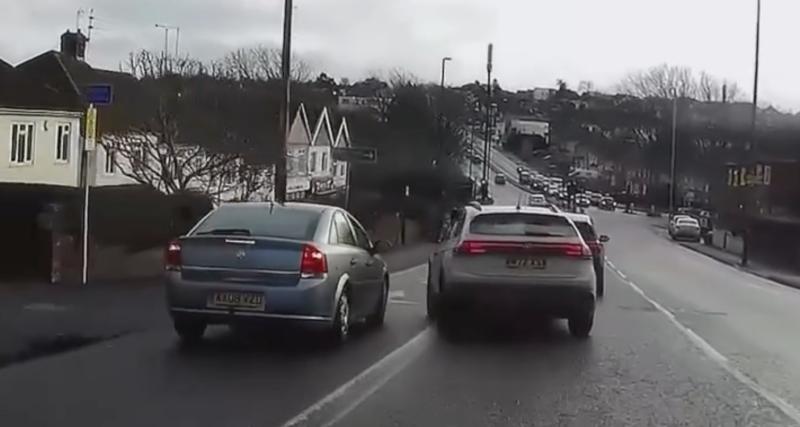  - VIDEO - Quand deux voitures veulent doubler en même temps, ça tourne forcément mal