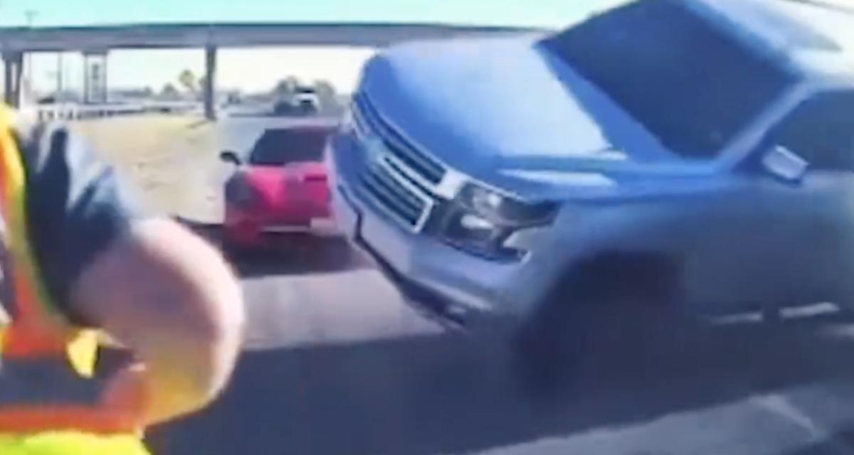 VIDEO - En plein contrôle sur le bord de la route, cet officier de police esquive un pick-up en perdition