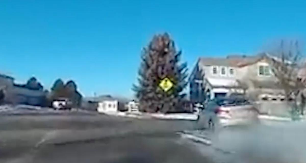 VIDEO - Ce chauffard double sur une route enneigée, il finit dans un arbre !