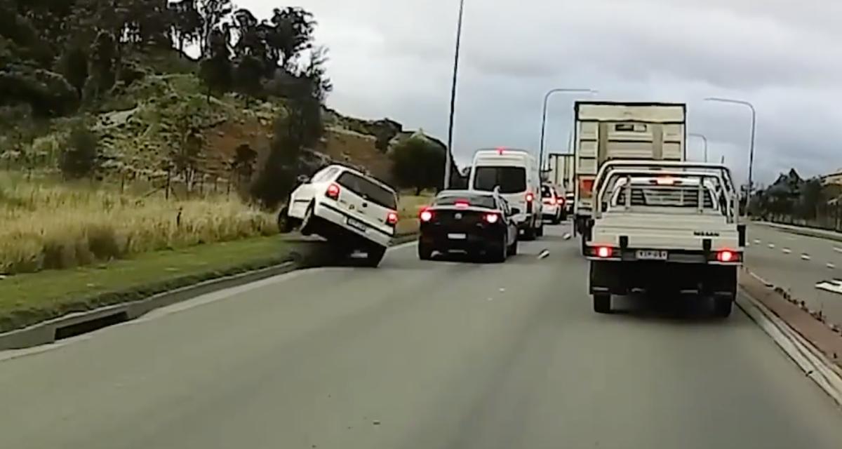 VIDEO - Surpris par le ralentissement du trafic, il s'envoie dans le décor pour éviter le crash