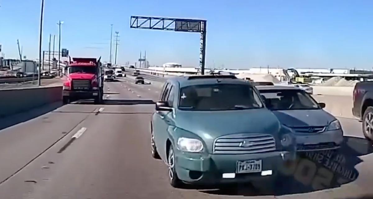 VIDEO - Cet automobiliste veut forcer le passage, c'est un échec cuisant