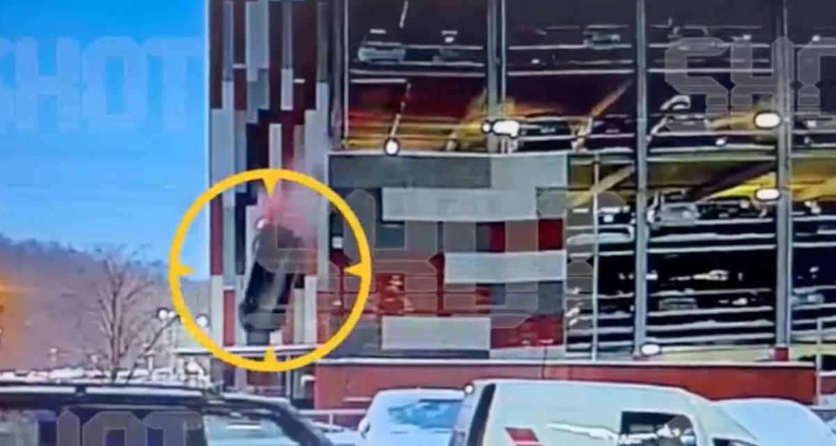 VIDEO - Cet automobiliste russe s'offre une chute du 4e étage, il en sort absolument indemne