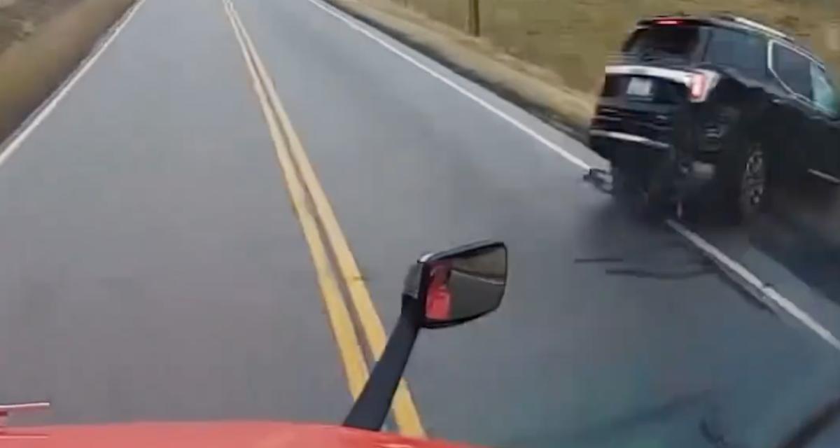 VIDEO - Le SUV coupe la route d'un camion, il termine logiquement dans le fossé