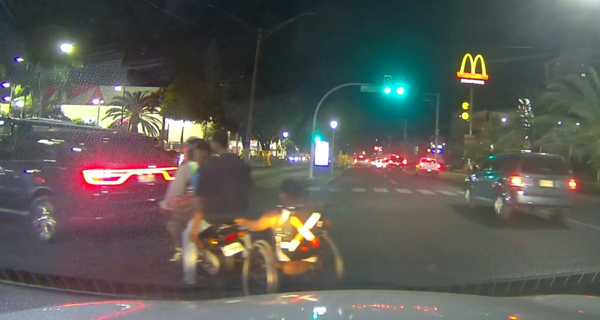 VIDEO - En fauteuil roulant, tracté par un scooter, en voilà un convoi insolite