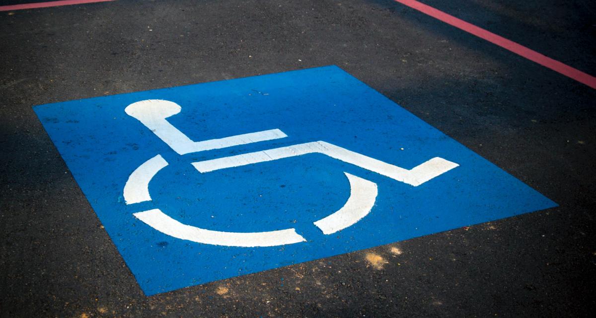 Une automobiliste en situation de handicap convoquée au tribunal, on lui reproche de s'être garée sur des places handicapées