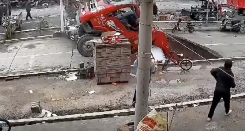  - VIDEO - En plein stationnement, la route s’effondre sous ce camion