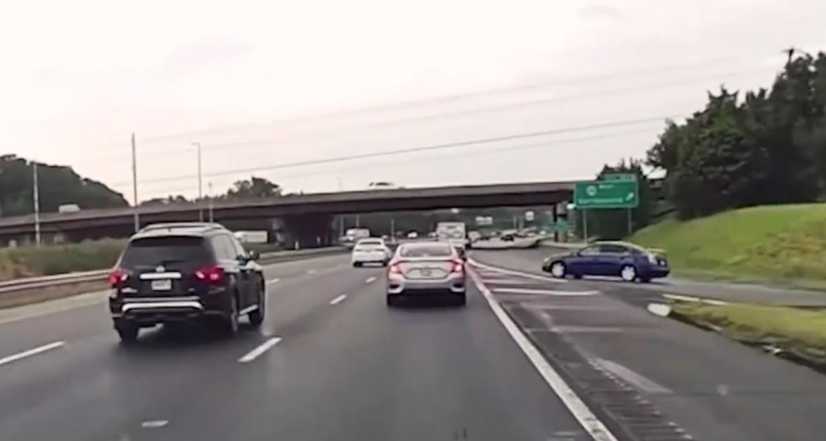 VIDEO - L'automobiliste perd le contrôle sur la voie d'insertion, il cause de gros dégâts !