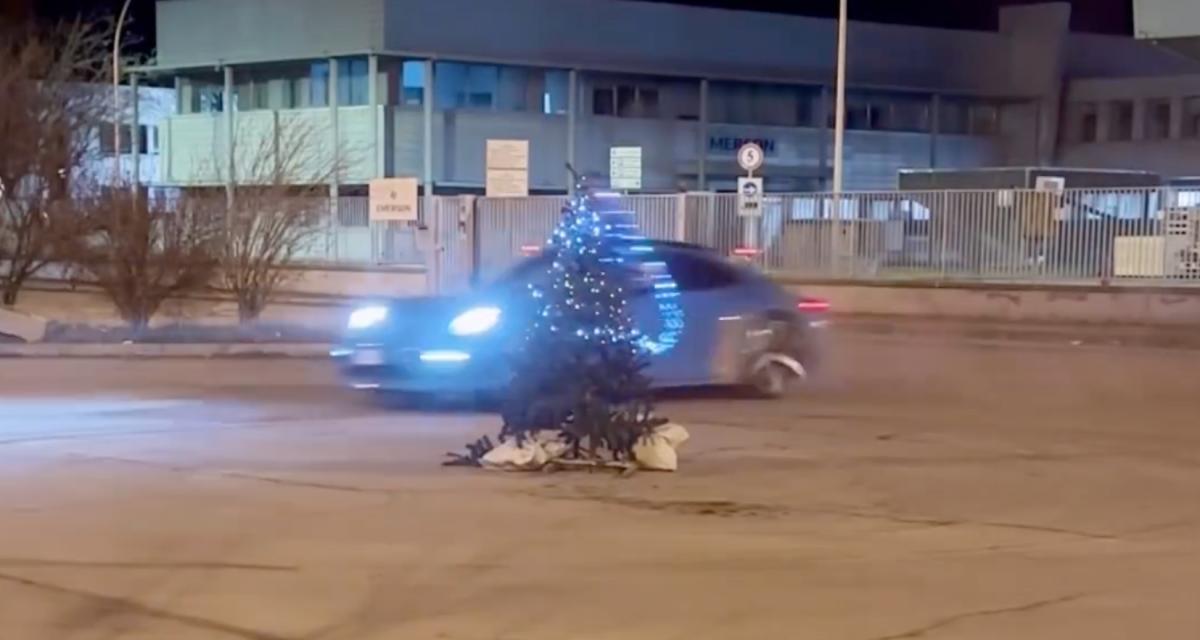 VIDEO - Cet automobiliste a trouvé le meilleur moyen de faire son sapin de Noël rapidement !