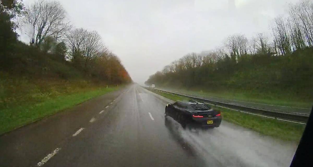 VIDEO - Le chauffard déboule à toute allure sur une autoroute détrempée, l'aquaplaning n'en est que plus impressionnant