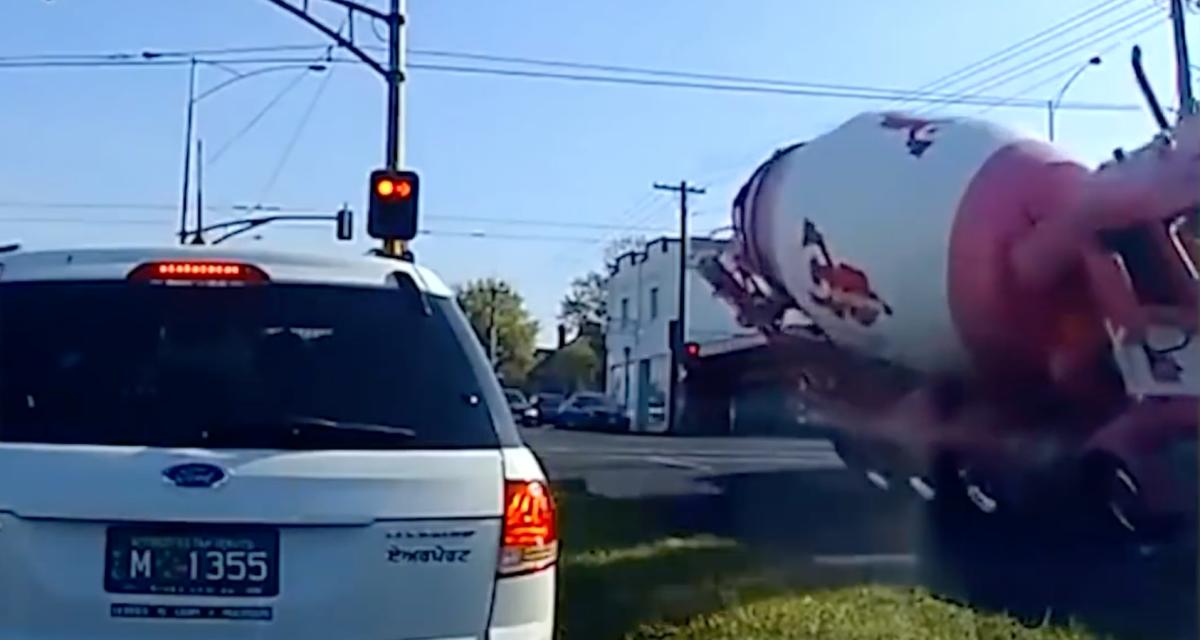 VIDEO - Le camion se retourne dans un virage, grosse frayeur pour les automobilistes à côté