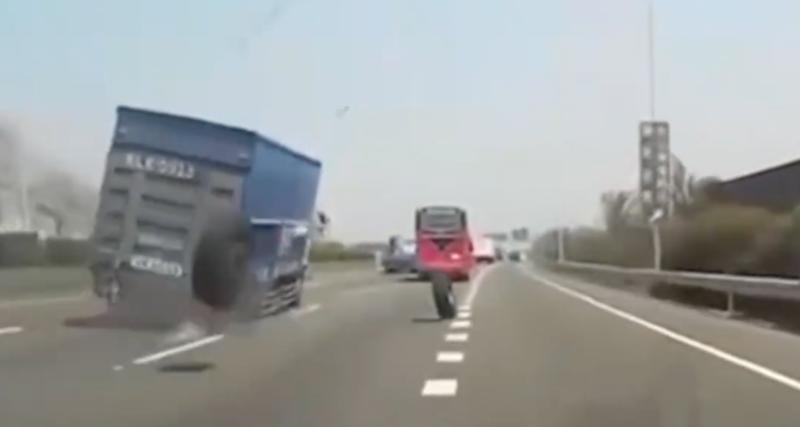  - VIDEO - Le camion perd deux roues en plein trajet, les choses se finissent forcément mal