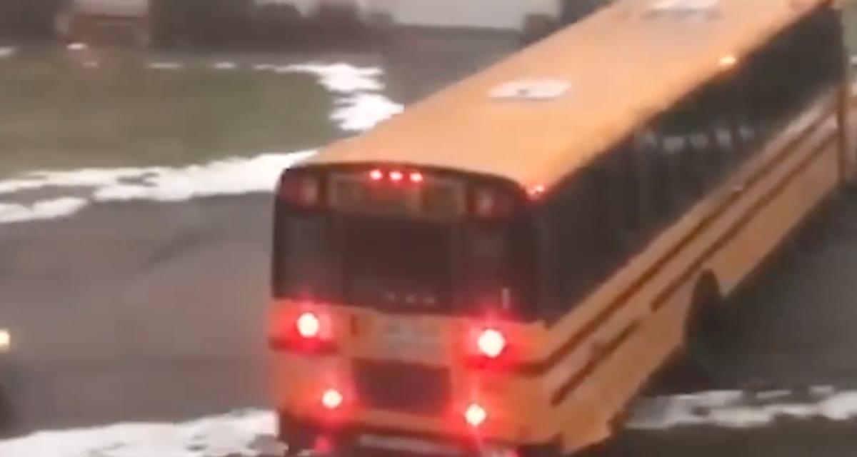 VIDEO - Le verglas joue un sale tour à ce bus scolaire !