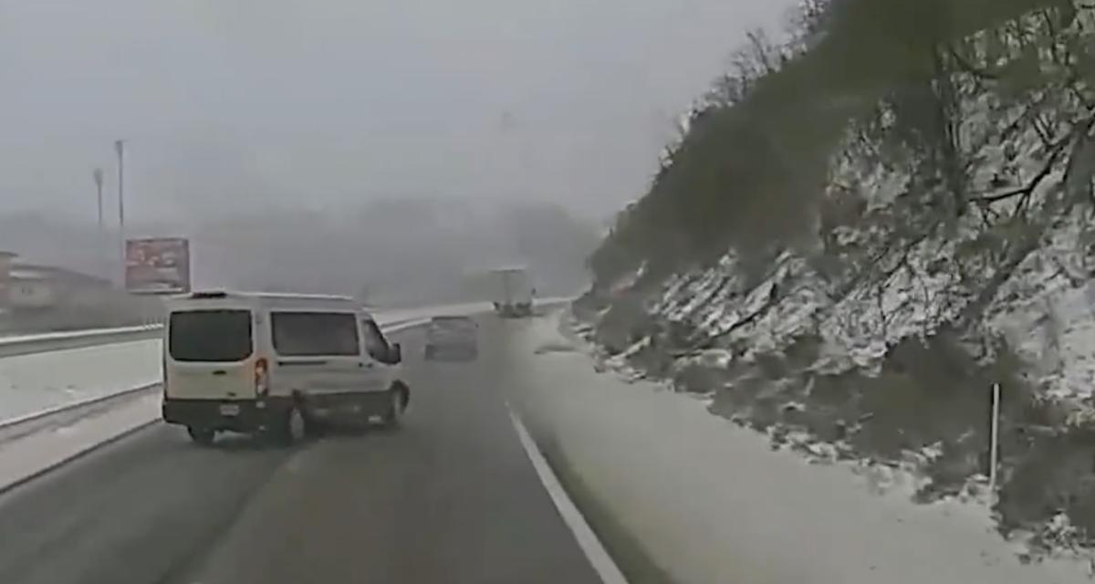 VIDEO - Un écart sur une route enneigée, ça ne pardonne pas !