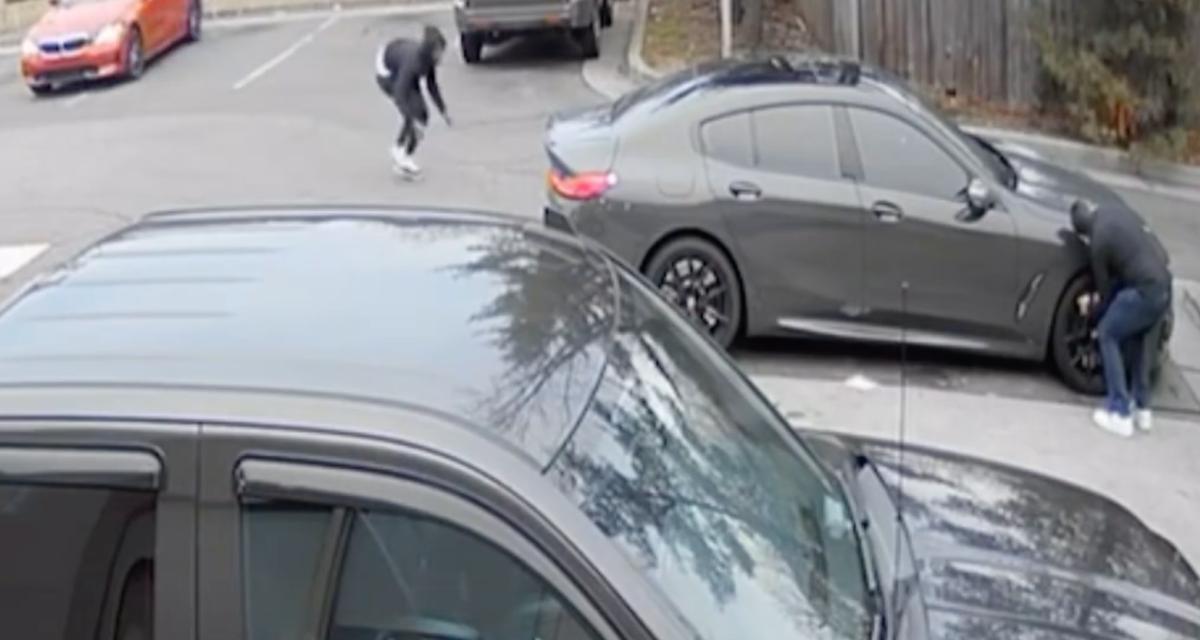 VIDEO - Alors qu'il était en train de regonfler ses pneus, un voleur s'introduit dans sa BMW et se fait la malle