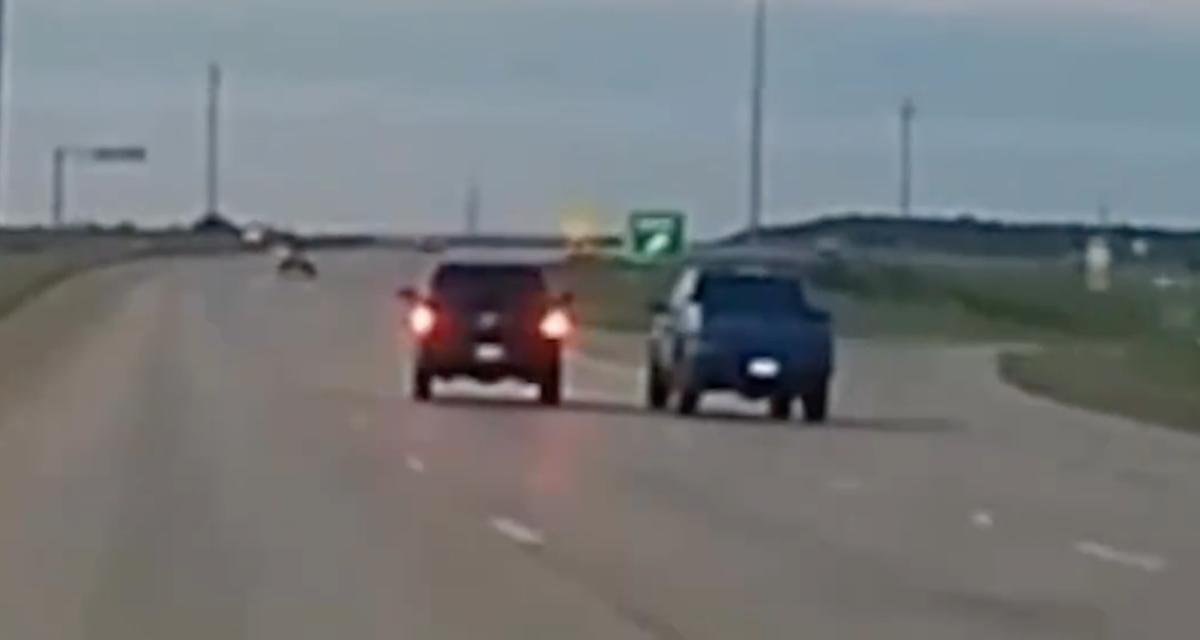 VIDEO - Ces deux pick-up règlent leurs comptes au milieu de l'autoroute, ça finit forcément mal