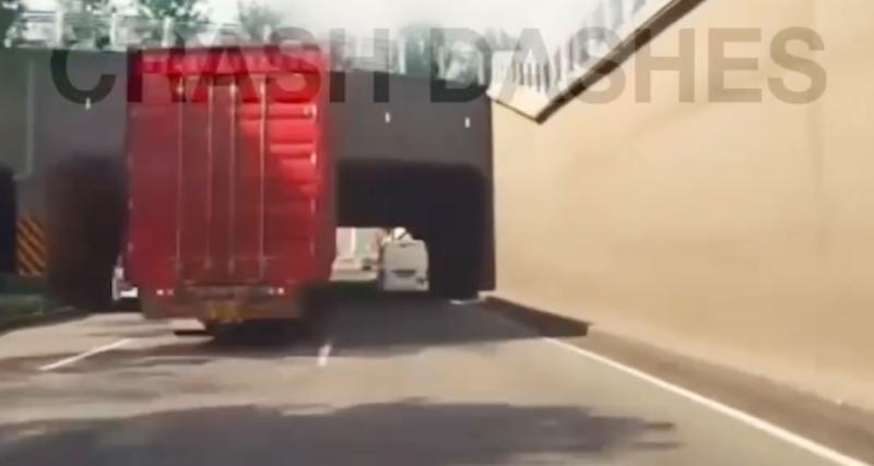  - VIDEO - Trop haut pour le pont, ce camion offre une belle frayeur à l’auteur de cette vidéo