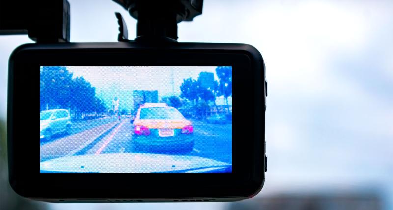  - Interpellé après un accident de la route, cet Australien est sanctionné pour 48 infractions grâce aux rushs de sa dashcam 