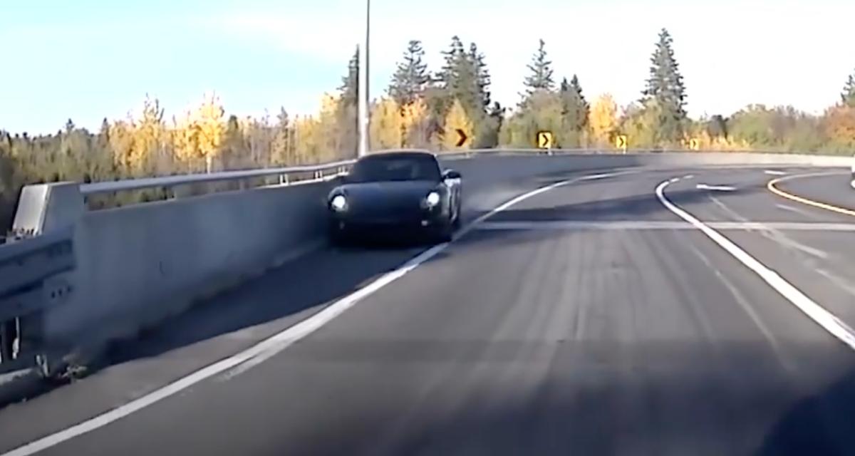 VIDEO - Cette Porsche arrive trop vite dans un virage, le conducteur fait un strike !