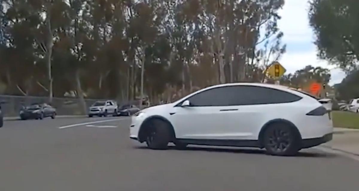 VIDEO - Mais à quoi joue le conducteur de cette Tesla ? Un peu trop seul au monde dans sa tête