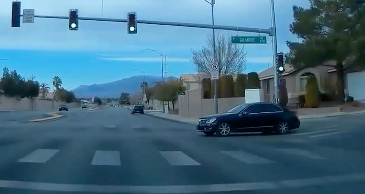 VIDEO - Un chauffard grille le feu rouge et lui coupe la route, ses réflexes le sauvent !