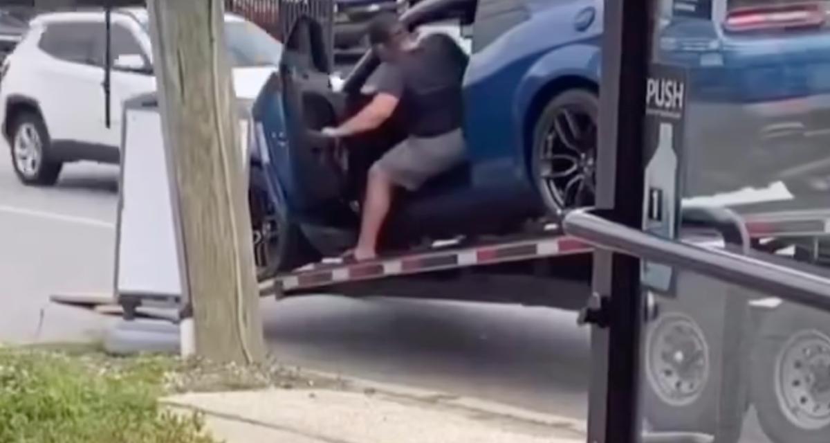 VIDEO - La livraison de cette Dodge Charger Hellcat ne s'est vraiment pas passée comme prévu...