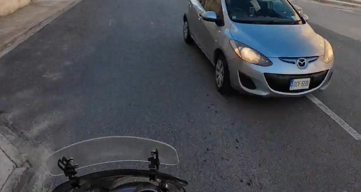 VIDEO - Le motard tombe nez à nez avec un chauffard en plein dépassement, le crash est évité de peu