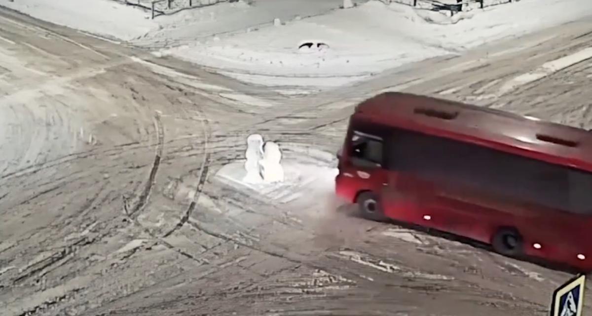 VIDEO - Ce bus n'a aucune pitié pour les bonhommes de neige !