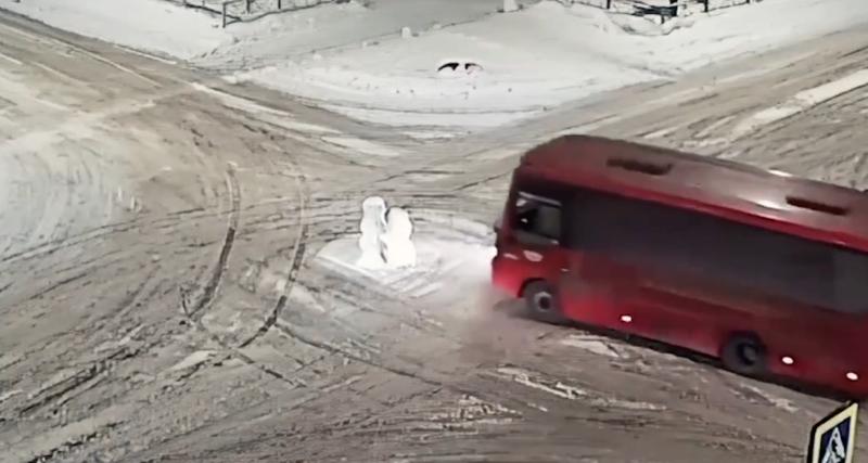  - VIDEO - Ce bus n’a aucune pitié pour les bonhommes de neige !