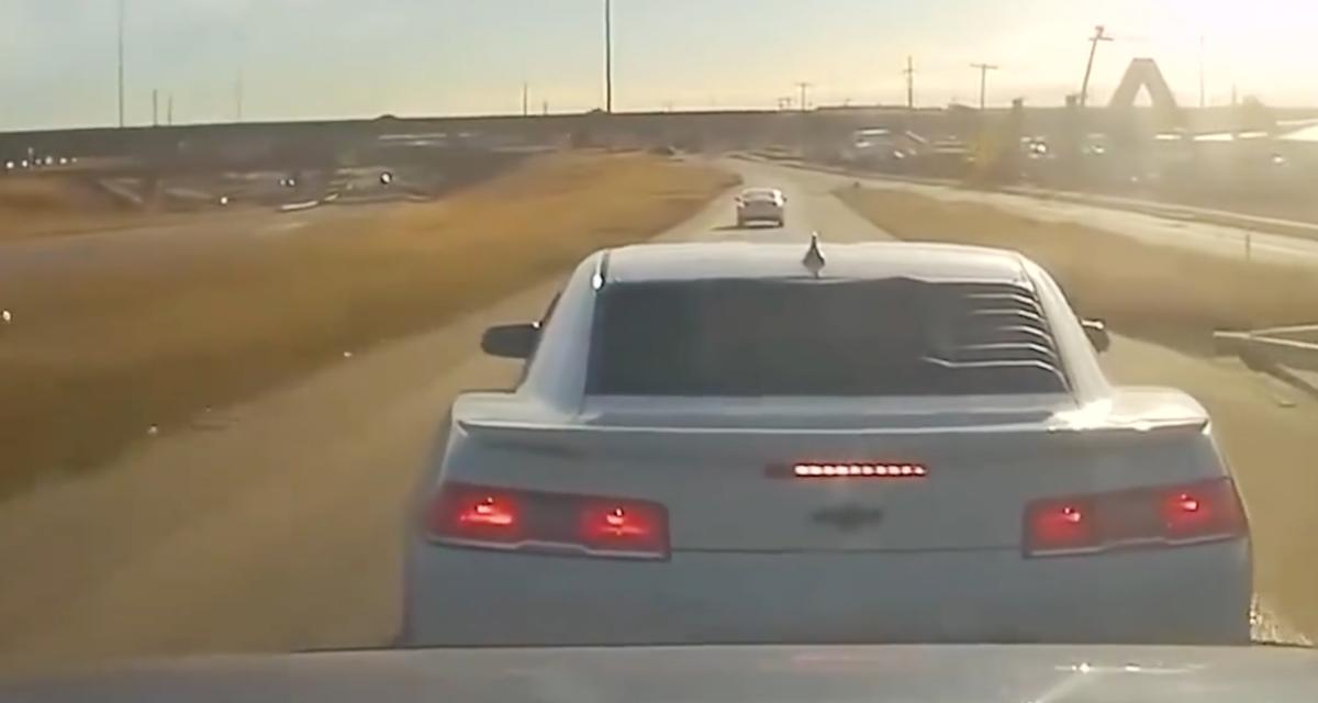 VIDEO - Le conducteur de cette Camaro joue au plus malin, l'accident est évité de peu