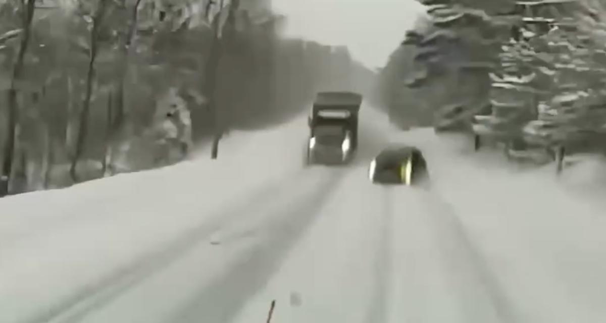 VIDEO - Le chauffard décide de doubler sous la neige, il y laisse des plumes