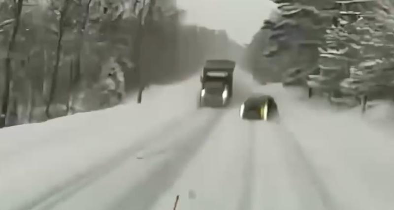  - VIDEO - Le chauffard décide de doubler sous la neige, il y laisse des plumes