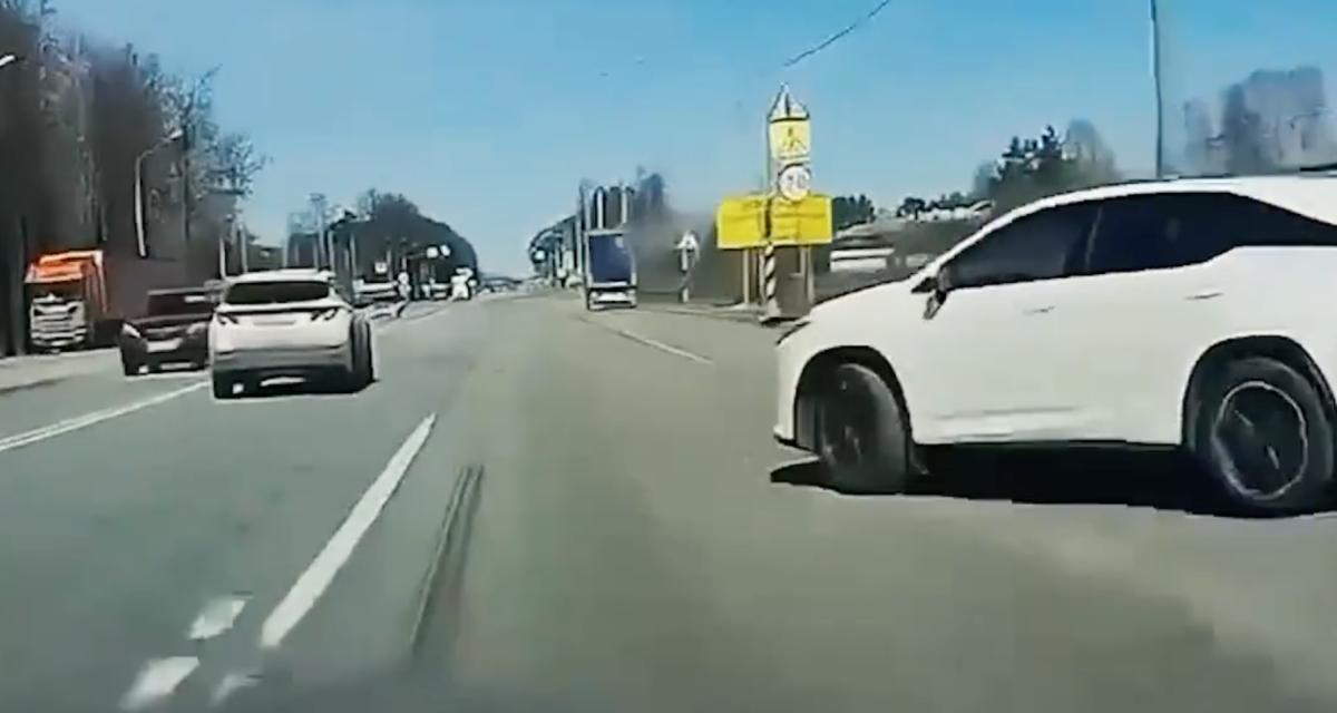 VIDEO - Un SUV lui coupe la route, l'esquive ne se fait pas sans frisson
