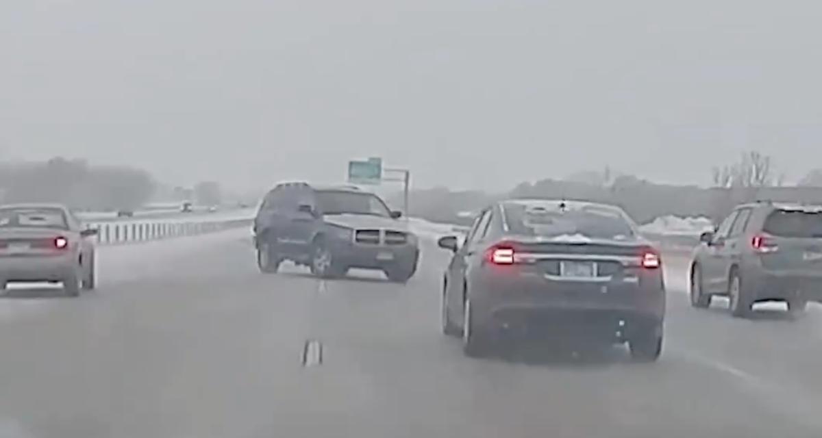 VIDEO - Ce SUV a bien du mal à tenir la route sur cette chaussée enneigée
